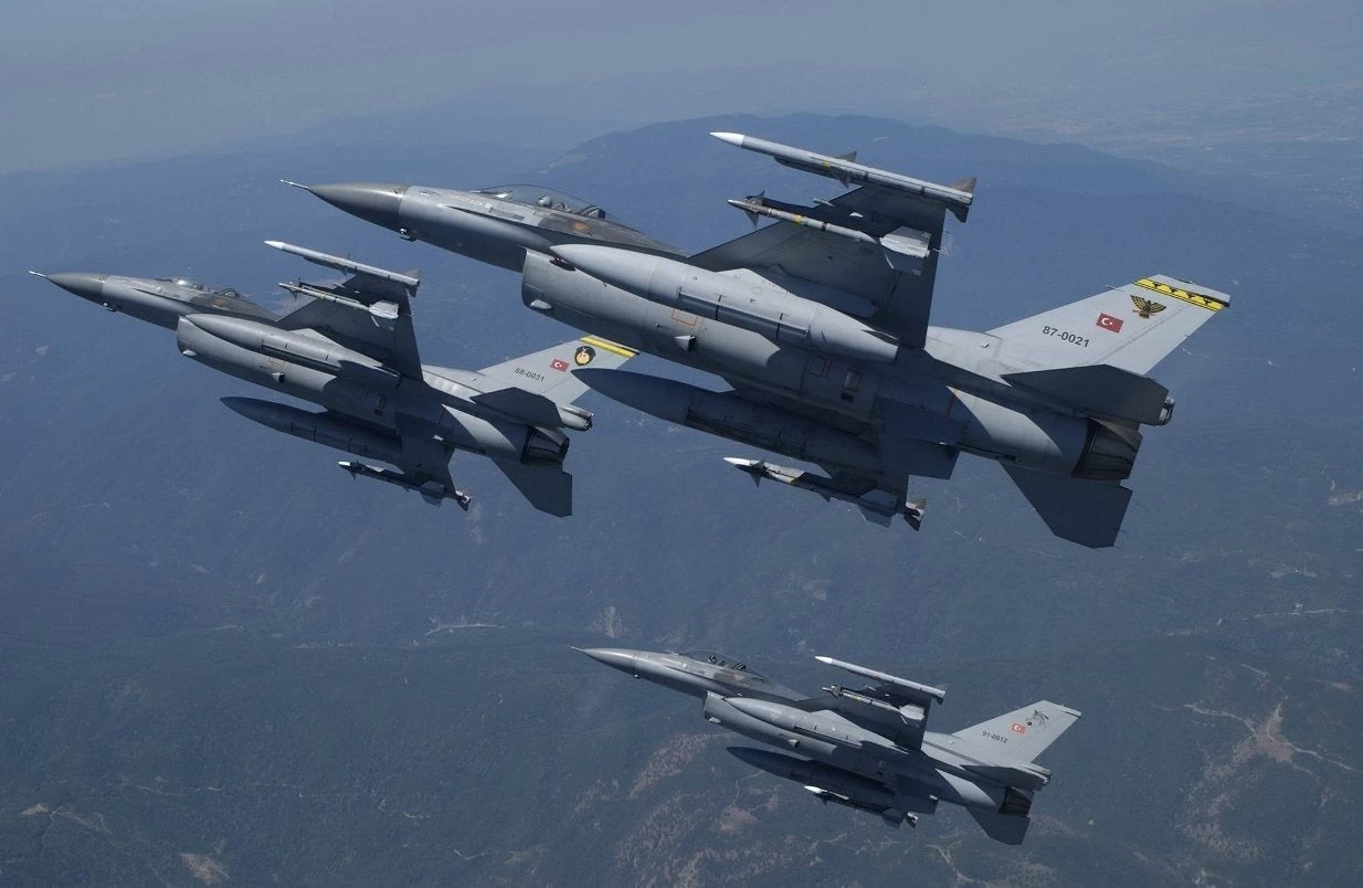 Θέλει ελληνικό αίμα η Άγκυρα: Τουρκικά F-16 προσπάθησαν να ρίξουν Super Puma της ΠΑ στο Φαρμακονήσι – Κινδύνευσαν οι ζωές των Ελλήνων πιλότων